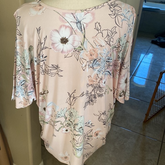 Avenue Floral Blouse - Picture 5 of 9